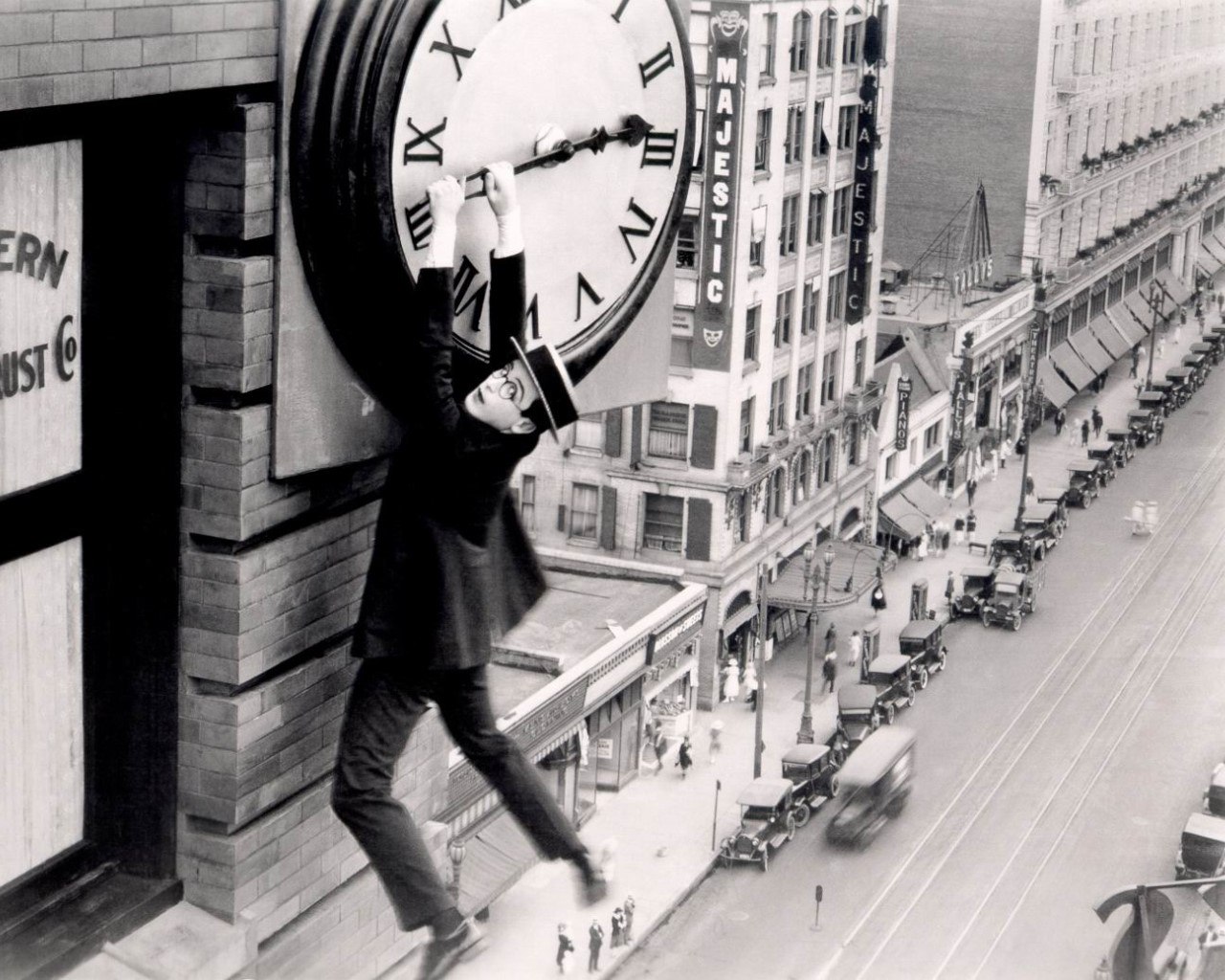 harold-lloyd-safety-last-clock